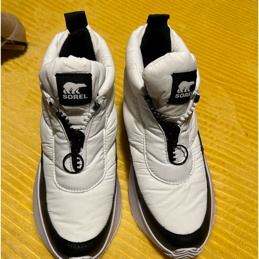 Sorel. Worn once just not my style! They are comfy!